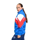 Buzo deportivo Umbro de mujer, color azul con detalles en blanco y rojo. Tiene cuello alto con cierre de media cremallera y logo de la marca bordado en el pecho.