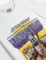 Remera blanca de algodón con estampado de The Mandalorian y Grogu.