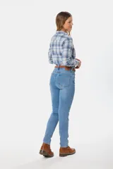 Pantalón jean skinny de tiro alto, color celeste claro, con bolsillos delanteros y traseros, y presillas para cinturón.