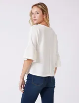 Buzo tejido de punto fino color blanco, con cuello redondo y mangas tres cuartos con terminación acampanada.