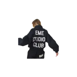 Campera Eme Studios Chulo G Navy Reverse Coat color azul marino, con cuello mao, cierre frontal de cremallera y bolsillos frontales con solapa y botón. Cuenta con el logotipo bordado en el pecho.