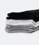 Kit de tres pares de medias deportivas invisibles, de algodón con suela atoallada. Incluye un par negro, un par blanco y un par gris.