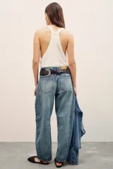 Jeans de corte barrel color celeste, confeccionados en 100% algodón, con diseño de perneras curvas y costuras decorativas en las rodillas.