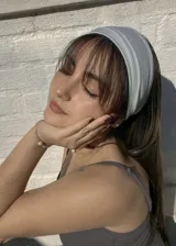 Pulsera con cuentas de cristal facetado color rosa, perla barroca de río y detalles en acero dorado con baño de oro.