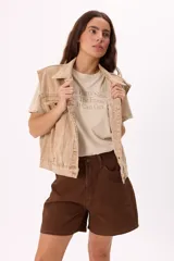 Bermuda color marrón de twill 100% algodón, de calce relajado.