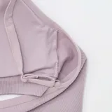 Pack de dos tops de canalé, uno en color gris oscuro y otro en lila, con tirantes finos y banda elástica en la base.