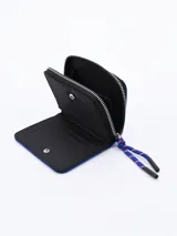 Billetera negra con cierre de cremallera y cordón de ajuste con estampado floral.