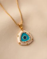 Collar de bronce con cadena fina y dije en forma de lágrima con diseño de ojo turco esmaltado en tonos blanco, celeste y azul.