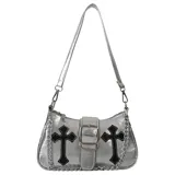 Cartera de hombro color plateado metalizado con diseño rectangular, cierre frontal con hebilla y apliques de cruces negras en los laterales. Incluye una cadena decorativa plateada y correa ajustable.