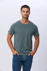 Remera lisa de manga corta y cuello redondo, color gris oscuro, de calce cómodo con pequeño logo bordado en el pecho.