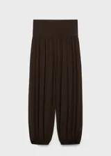 Pantalón de estilo globo color marrón, de tiro medio con panel elástico en la cintura y tejido elástico.