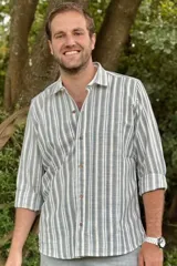 Camisa de manga 3/4 con rayas verticales en tonos gris, blanco y azul.