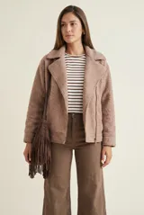 Campera de textura bouclé en color tostado, con diseño de solapas amplias, cierre frontal cruzado y mangas largas. Presenta un corte estructurado y moderno.