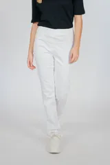 Pantalón blanco de corte recto, con cintura alta elástica y bolsillos laterales.