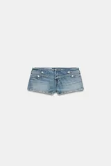 Shorts mini de denim de tiro bajo con diseño de costuras decorativas y botones metálicos en la parte frontal.