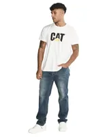 Pantalón de jean azul con lavado medio, corte recto y diseño de cinco bolsillos. Presenta costuras reforzadas y logo de la marca en la parte posterior.