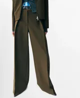 Pantalón de vestir verde militar de corte recto y holgado, tiro medio y diseño clásico con pinzas frontales.