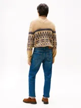 Jean de corte recto clásico, confeccionado en denim azul con lavado medio. Presenta diseño de cinco bolsillos, cierre con botón y cremallera, y detalles distintivos de la marca.