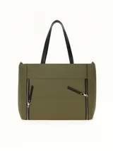 Bolso tipo tote bag color verde oliva, con diseño acolchado. Tiene doble asa de hombro y cierre principal con cremallera. Incluye dos bolsillos frontales con cremallera y forro interior.