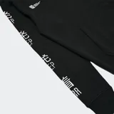 Hoodie Wasted Talent de color negro, con capucha y bolsillo canguro. Presenta estampados en color blanco en el pecho y a lo largo de la manga derecha.