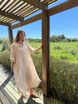 Vestido camisero amplio y largo color marrón chocolate, fabricado en Italia, con botones de nácar, cuello camisero y bolsillos laterales.