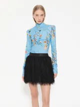 Minifalda negra con flecos de hilo y cintura de tela lisa.