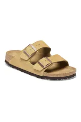 Sandalias Birkenstock Arizona color crema, con doble tira de cuero sintético y hebillas metálicas ajustables.