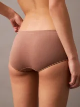 Boyshort color marrón, sin costuras, con cintura elástica con logo de Calvin Klein.