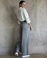 Pantalón de jean gris claro con corte palazzo y cintura alta.