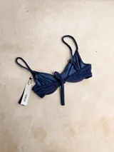 Top de bikini con estampado animal print de cebra en tonos beige y negro, con aro, forro y breteles regulables. Se ata en la espalda.