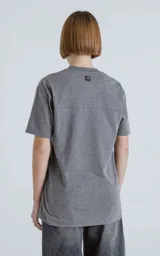 Remera de manga corta y cuello redondo, color gris melange, con calce regular y recorte en la espalda.