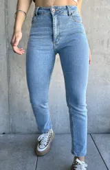 Pantalón de jean celeste de tiro alto y corte ajustado.