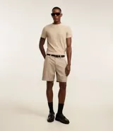 Remera de manga corta color beige, con cuello redondo y tejido texturizado acanalado.