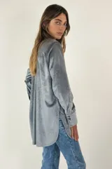 Camisa amplia de terciopelo color gris plomo, con cuello mao y cierre frontal con botones.