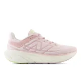 Championes de running New Balance Fresh Foam X 1080v13 de dama, color rosa claro con logo "N" en rosa más oscuro y suela blanca con detalles en verde claro.