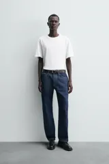 Camiseta de manga corta color marrón topo, con cuello redondo y corte regular fit.