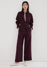 Pantalon de lino color bordo, de corte recto y tiro medio, con cintura elastizada y bolsillos laterales.