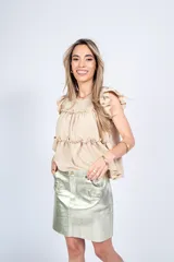 Blusa color beige con escote cuadrado, mangas cortas con volados y corte escalonado con volados.