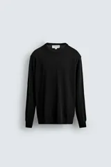 Jersey de corte regular fit, tejido en lana de origen italiano, con cuello redondo y manga larga. Presenta acabados en rib en puños y ruedo.
