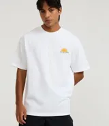 Remera de algodón blanca, corte relajado (relaxed fit), con cuello redondo y manga corta. Presenta un pequeño estampado frontal en el pecho con un sol estilizado y el texto "Sun Settings".