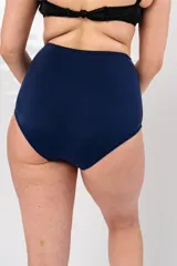 Bombacha de baño azul marino, corte clásico de tiro alto, forrada en la parte delantera y confeccionada con tela con filtro UV.
