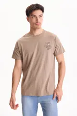 Remera de algodón de manga corta en color verde, con pequeño estampado lineal de una computadora antigua en el pecho.