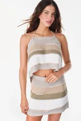 Top tejido a crochet con escote halter y diseño de franjas horizontales en tonos negro, beige, tostado y gris, con detalles bordados a mano.