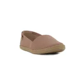Zapatilla casual Moleca para mujer, tipo alpargata baja en color rosado, con diseño perforado en toda la superficie y suela con textura entrelazada.