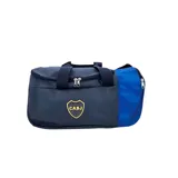 Bolso deportivo de color azul marino con un bolsillo lateral en tono azul más brillante con diseño geométrico y el escudo oficial del club Boca Juniors estampado en el frente. Cuenta con asas de mano superiores y cierre con cremallera.