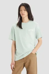 Remera color verde agua con logo Levi's estampado en blanco en el pecho.