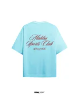 Remera blanca de algodón con cuello redondo y estampado en la espalda con la frase "Malibu Sports Club by Rona Studio" en color rojo.