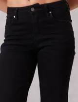 Jean wide leg marca Elan, color negro, de tiro alto con pierna ancha desde la cadera hasta el ruedo. Incluye pretina con pasadores, botón y cierre, y bolsillos funcionales en la parte delantera y trasera. La terminación del ruedo es deshilachada.