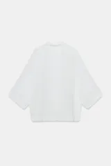 Camisa amplia ZW Collection de corte oversize, confeccionada en hilatura con lyocell y ramio, en color blanco. Presenta cuello solapa, manga por debajo del codo, detalle de pliegue en la espalda y cierre frontal con botones ocultos por solapa.