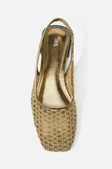 Zapato plano destalonado tipo bailarina color dorado, con efecto metalizado y detalle trenzado en el corte. Estilo mule con tira trasera con pieza elástica. Suela de 1,5 cm de altura.